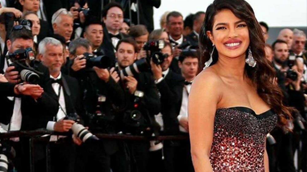 ২০১৯ সালে কান-এর রেড কার্পেটে হাঁটার সময়ও এমন অভিজ্ঞতা হযেছিল প্রিয়ঙ্কার। পরিপাটি করে সেজে বেরনোর আগে প্রিয়ঙ্কার জামার জিপ ভেঙে যায়। সে বারও কাউকে কিছুই বুঝতে দেননি তিনি।