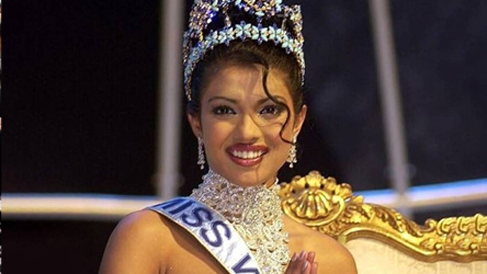 সেই প্রতিযোগিতায় র‌্যাম্পে হাঁটার সময়ে তাঁর পোশাক খুলে যায় সামনে থেকে। তিনি হাত দু’টিকে বুকের সামনে এনে ‘নমস্কার’-এর ভঙ্গিতে হাঁটতে থাকেন। দর্শক ও বিচারকরা ভেবেছিলেন তিনি ওই ভঙ্গিতেই হাঁটছেন।