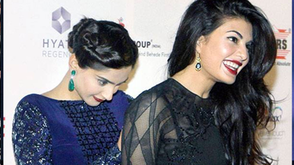 এমতাবস্থায় কাছেই ছিলেন সোনম কপূর। জ্যাকলিনের ভাল বন্ধু হিসাবেই পরিচিত সোনম। পরিস্থিতি আঁচ করে তিনি জ্যাকলিনের কাছে গিয়ে সেফটি পিন দিয়ে তাঁর পোশাক ঠিক করে দেন।