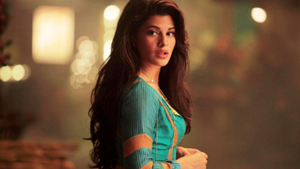 জামার পিছনটা পুরোটাই চেন দিয়ে আটকানো ছিল। সেটাই হঠাৎ করে খুলে যায়। পরিস্থিতি পুরোটাই জ্যাকলিনের নিয়ন্ত্রণের বাইরে চলে যায়।