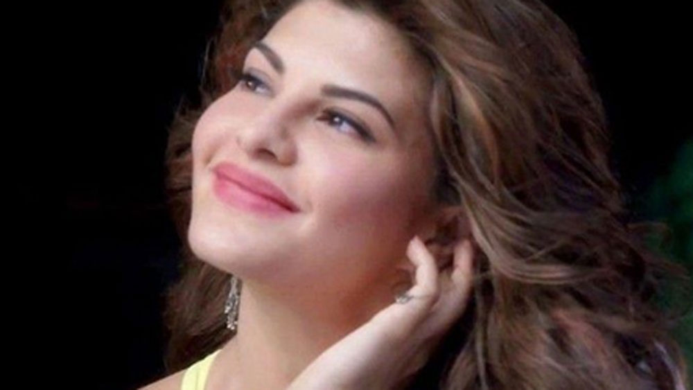 জ্যাকলিনও ক্যামেরার সামনে ছবি তুলতে ব্যস্ত হয়ে পড়েন। আর ঠিক সে সময়ই আচমকা তাঁর জামা খুলে যায়।