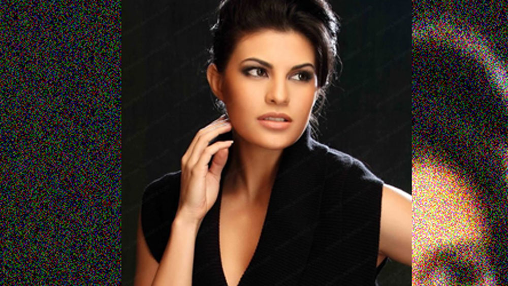 এক অনুষ্ঠানে কালো রঙের ছোট পোশাক পরে গিয়েছিলেন জ্যাকলিন। জ্যাকলিন অনুষ্ঠানে হাজির হতেই সমস্ত ক্যামেরার ফোকাস পড়ে তাঁর উপর।