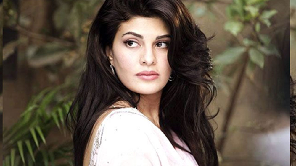 এই জ্যাকলিন এক বার পোশাক নিয়ে ভীষণ অপ্রস্তুত হয়ে পড়েছিলেন। সকলের সামনেই তাঁর পোশাক পিছন থেকে পুরোপুরি খুলে গিয়েছিল!