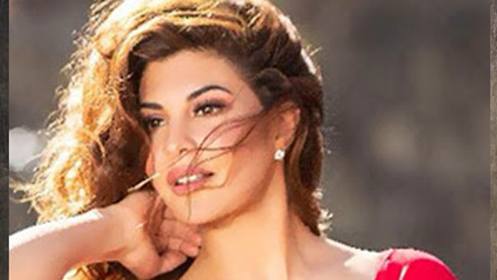 কখনও প্রতিযোগিতার মঞ্চে হেঁটে যাওয়ার সময় তো কখনও সাংবাদিকদের সামনে ছবি তোলার সময়, পোশাক নিয়ে সমস্যায় পড়ার নজির বিস্তর।