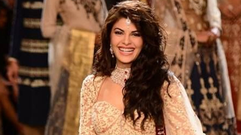 ভাল ডিজাইনার দিয়ে পোশাক বানান। ব্যবহার করেন ভাল মানের কাপড়। যাতে আধুনিকতার সঙ্গে আরামদায়কও হয়। অথচ তা সত্ত্বেও মাঝে মধ্যেই সমস্যায় পড়তে হয় তাঁদের।