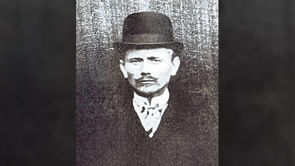 লাটভিয়ায় তাঁর জন্ম ১৮৮৭ খ্রিস্টাব্দে। তাঁদের পারিবারিক ব্যবসা ছিল পাথরের প্রাসাদ তৈরির। সেই দক্ষতা তিনি নিজেও অর্জন করেছিলেন পুরোমাত্রায়। তাঁর তৈরি প্রাসাদে জীবাশ্ম হয়ে যাওয়া পাথরও আছে, যেগুলির উচ্চতা ২৫ ফুট। ওজনে ৩০ টনেরও বেশি।