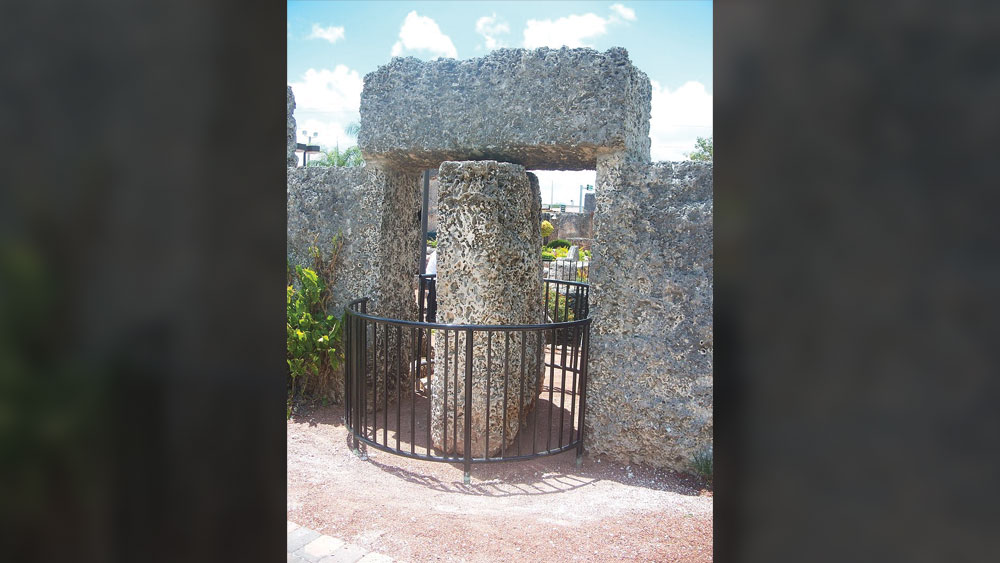 এ ছাড়াও প্রাসাদে অপেক্ষা করে আছে বহু বিস্ময়। সূর্যঘড়ি, পাথরের রকিং চেয়ারের পাশাপাশি আছে ৫০০ পাউন্ড ওজনের হৃদয়াকৃতি টেবিল। এই টেবিল ছিল তাঁর হারিয়ে যাওয়া প্রেমের প্রতীক। তালিকায় আছে ৯ টন ওজনের দরজা। একটি পালকের স্পর্শেই সেই দরজা ঘুরতে থাকে লাট্টুর মতো।