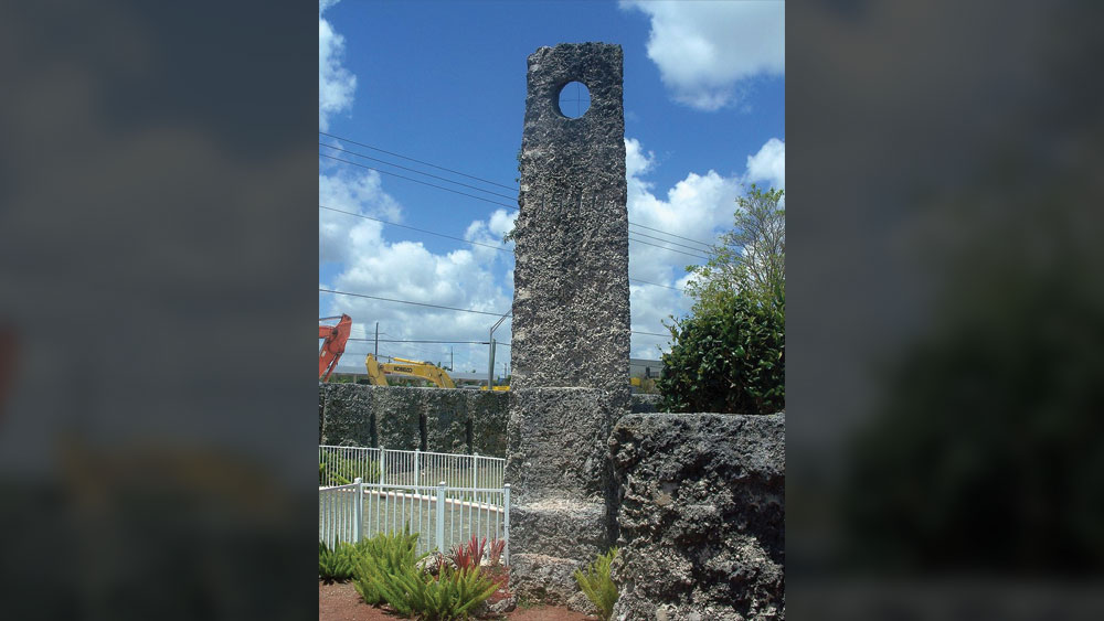 খুব গোপনে এই প্রবাল প্রাসাদ তৈরি করেছিলেন এডওয়ার্ড। বেশির ভাগ কাজ করেছিলেন গভীর রাতে। যাতে কেউ তাঁর নির্মাণকৌশল ডানতে না পারে। ফলে অনেকেরই ধারণা, তিনি প্রাচীন কোনও জাদুবিদ্যা ব্যবহার করেছিলেন।