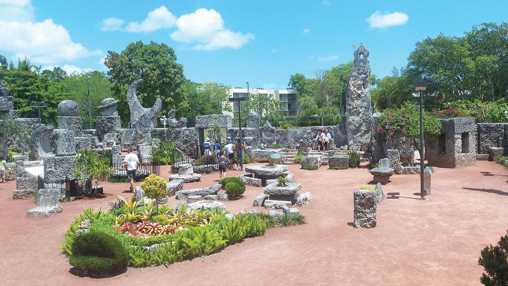 ফ্লোরিডায় এসে এডওয়ার্ড জমি কিনেছিলেন রুবেন মোসারের কাছ থেকে। সেখানেই চুনাপাথরের এই রহস্যপ্রাসাদ তৈরি করে নাম দিয়েছিলেন ‘এডস প্লেস’। শোনা যায়, ফ্লোরিডায় আসার সময় তিনি আক্রান্ত ছিলেন যক্ষ্মারোগে। সে সময় মোসারের স্ত্রী তাঁর সেবাযত্ন করেছিলেন।