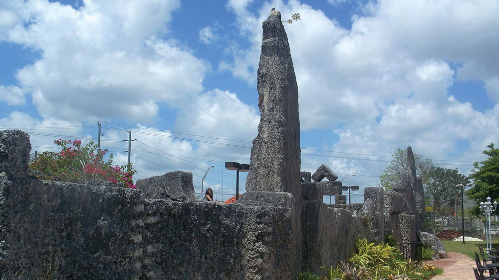 চিরাচরিত প্রাসাদের থেকে এডওয়ার্ডের তৈরি প্রাসাদ ছিল অনেকটাই আলাদা। সেখানে চুনাপাথরের দেওয়াল, ছাদ এবং আসবাবপত্র এমন ভাবে ছিল, যা প্রয়োজনে স্থানান্তরও করা যায়। এডওয়ার্ড সেটা করেওছিলেন।