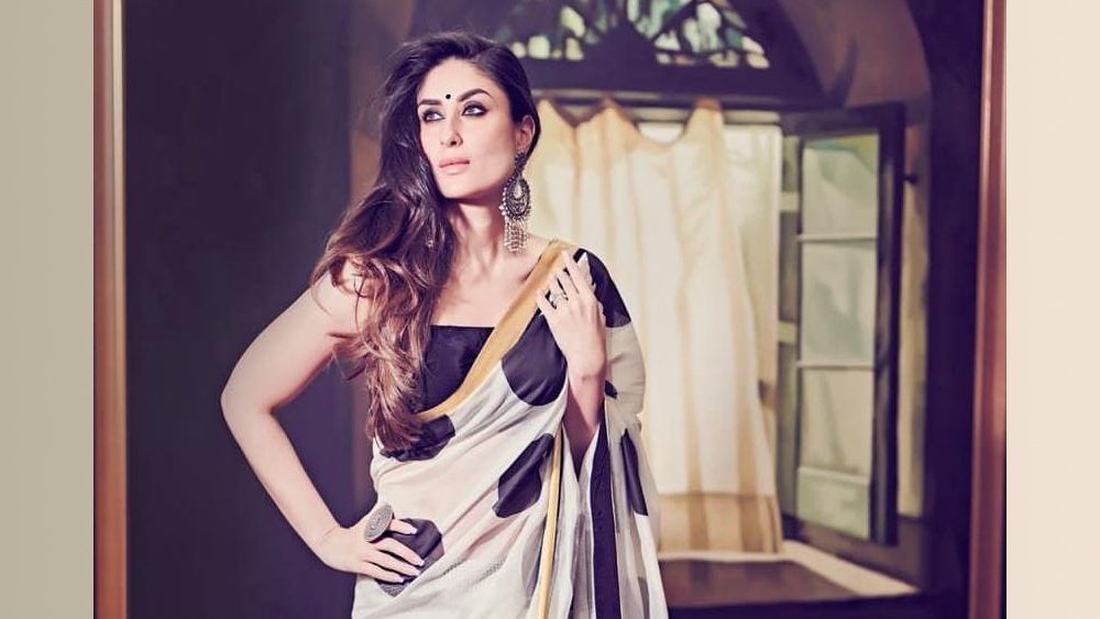 সাদা-কালো সাজে পিছিয়ে নেই করিনা কপূর খানও।