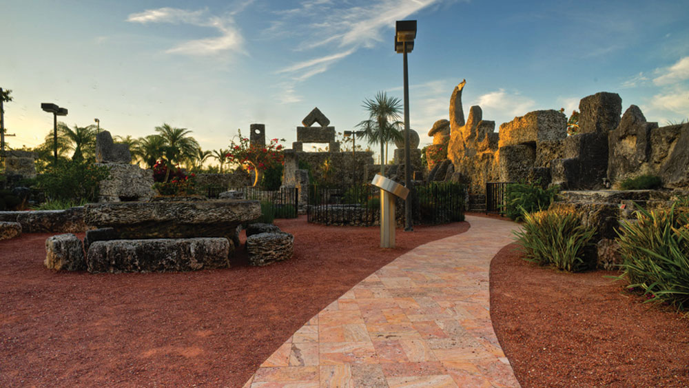 তাঁর ভয় হত, প্রাসাদের রহস্য ফাঁস হয়ে যাবে। তিনি পরে ফ্লোরিডা শহরের প্রাণকেন্দ্র থেকে আরও ১৬ কিমি উত্তরে নিয়ে যান তাঁর সৃষ্টিকে। ৩ বছর ধরে চলেছিল এই স্থানান্তর পর্ব।