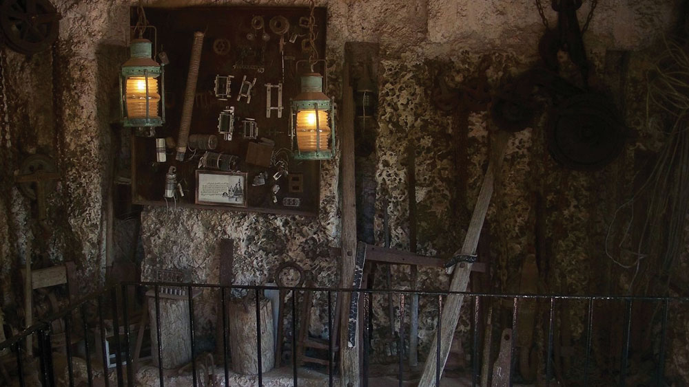 ১৯৮১ সালে এই প্রাসাদ একটি বেসরকারি সংস্থার কাছে বিক্রি করে দেন লেভিন। এখনও সেই সংস্থার অধীনেই আছে প্রাসাদটি। মালিকানার মতো বদলেছে নামও। ‘এডস প্যালেস’ থেকে ‘রক গেট’, ‘রক গেট পার্ক’ হয়ে এই স্থাপত্যের বর্তমান নাম ‘কোরাল ক্যাসল’।