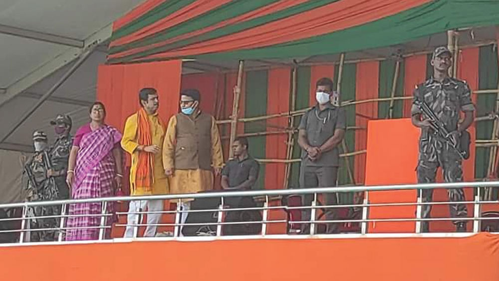মোদীর সভার আগে শেষ মুহূর্তের প্রস্তুতি দেখতে ডানলপে বিজেপি সাংসদ জ্যোতির্ময় সিংহ মাহাতো।