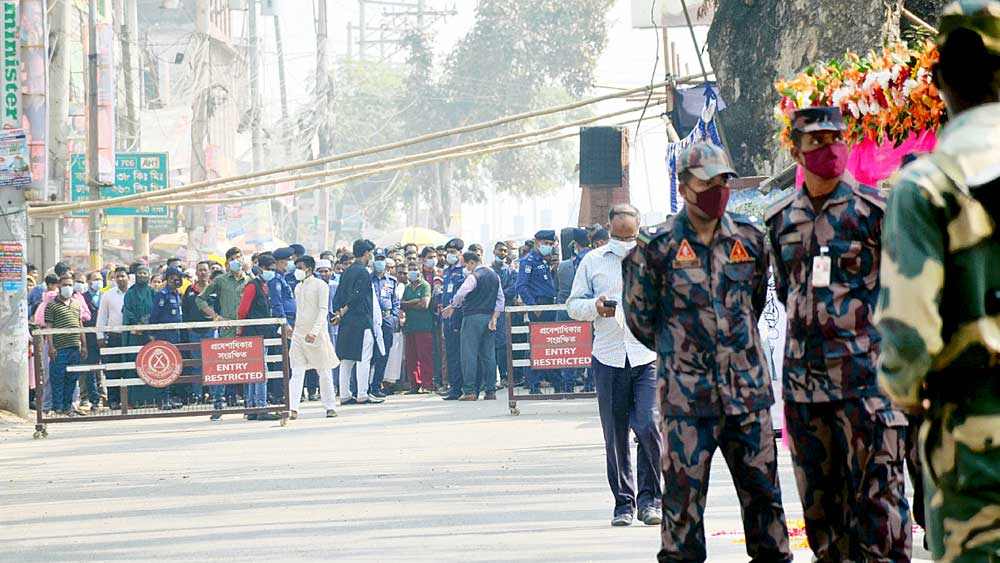  সীমা: ও প্রান্তে দাঁড়িয়ে বাংলাদেশের নাগরিকেরা। ছবি: নির্মাল্য প্রামাণিক