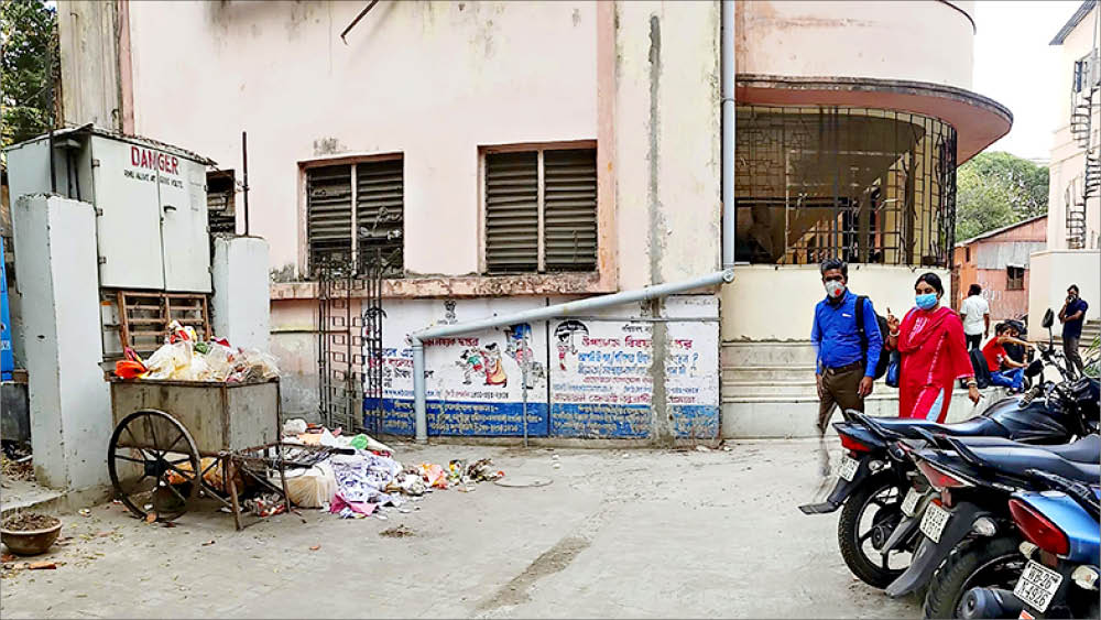 প্রশিক্ষণের পরে আবর্জনা ডাঁই হয়ে পড়ে রয়েছে সংস্কৃত কলেজিয়েট স্কুল চত্বরে। রবিবার।