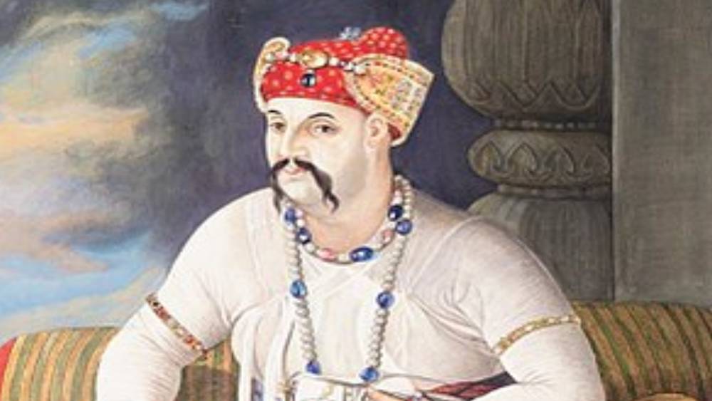 নবাবি অওয়ধে ওয়াজিরের জন্ম ১৭৮০ খ্রিস্টাব্দের ১৯ এপ্রিল। তিনি ছিলেন নবাব আসফউদদৌল্লাহর বোনের ছেলে। পরে তাঁকেই দত্তক নেন অপু্ত্রক নবাব। মাত্র ১৪ বছর বয়সে ওয়াজিরের বিয়ের আয়োজন করেন তাঁর পালক পিতা। কয়েক মাস ধরে লখনউয়ে চলে তাঁর বিয়ের উৎসব।