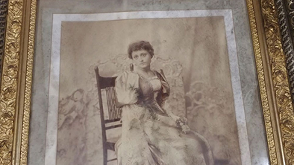 ছবিগুলো যে দুর্মূল্য তা জানার পর যেন গুপ্তধনের খোঁজ পাওয়ার মতোই উচ্ছ্বসিত হয়ে ওঠেন হুইটকম্ব। নিউ ইয়র্কের এক নিলাম সংস্থার সঙ্গে যোগাযোগ করেন তিনি।