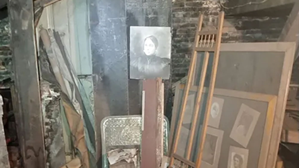 স্থানীয় খেলোয়াড় দলের ছবি যেমন ছিল, তেমনই স্থানীয় মহিলাদের ছবিও ছিল তাঁর সংগ্রহে। প্রচুর ছবির ভিড়ে কতগুলো চেনা মুখের ছবিও ছিল।