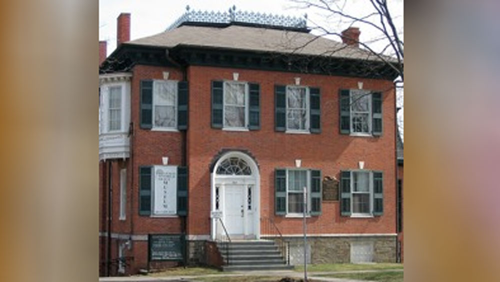 তিনি জেনেভা ঐতিহাসিক সোসাইটির সভাপতি ড্যান উইনস্টকের সঙ্গে যোগাযোগ করেন। তাঁর কাছেই মূলত ছবিগুলো সম্বন্ধে এবং চিত্রকর হ্যালের সম্পর্কে বিশদে জানতে পারেন।