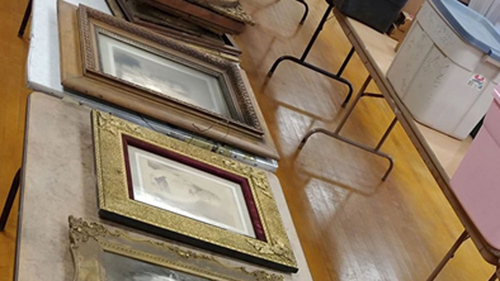 এটা ছিল আসলে চিত্রকর হ্যালের ছবিঘর। দুর্মূল্য সব ছবি এই ঘরে সংগ্রহ করে রাখতেন তিনি। তবে এই ছবিগুলোর যে কত মূল্য হতে পারে তা নিয়ে কোনও ধারণাই ছিল না হুইটকম্বের।