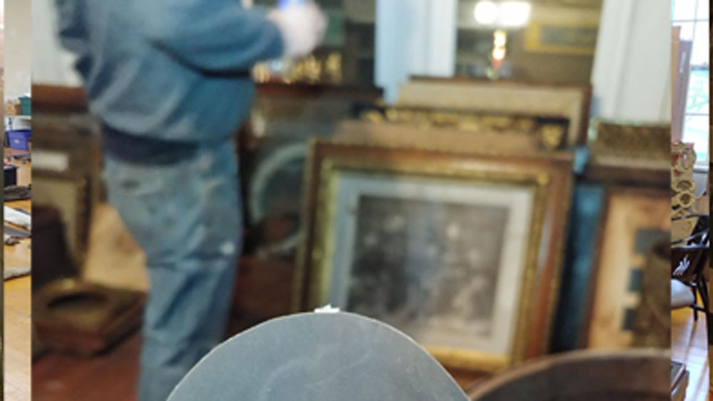 ডেভিড জে হুইটকম্ব নামে ওই আইনজীবী নিজের অফিস করার জন্য জেনেভায় একটি পুরনো বাড়ি কিনেছিলেন। সেই পুরনো বাড়িতেই ‘গুপ্তধন’-এর খোঁজ পান তিনি।