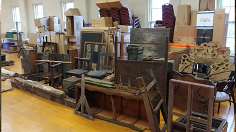 কিন্তু বাস্তবে হল উলটপুরাণ! বাড়িটির মেরামতি করতে গিয়ে উল্টে হাতে এল ১ লাখ ডলার! এই বাড়ি থেকেই উদ্ধার হল বহু পুরনো জিনিসপত্র। যা নিলাম করে ওই টাকা পেয়েছেন তিনি।