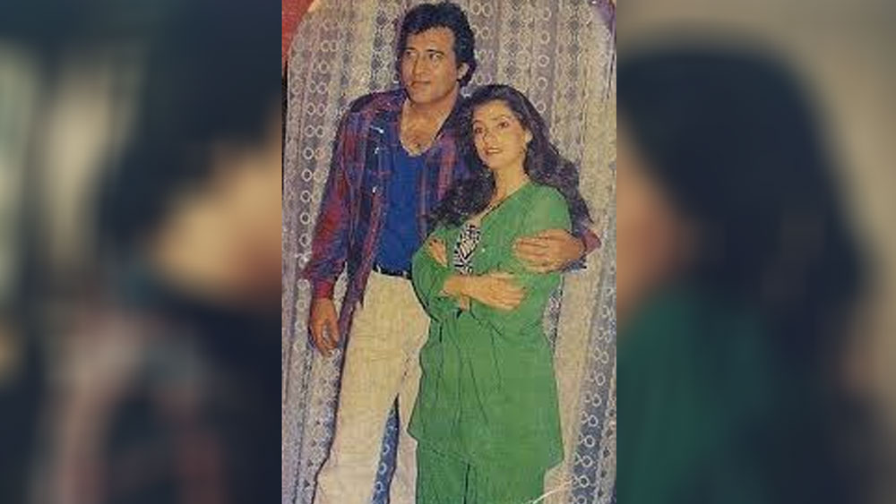 পরে ডিম্পলের কাছে নিজের আচরণের জন্য ক্ষমাও চেয়ে নেন তিনি। তার পরই ডিম্পল ছবির বাকি শ্যুটিং করতে রাজি হন।