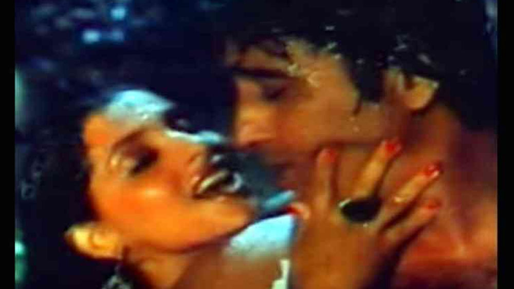 তাতেই ঘটে বিপত্তি। বিনোদ দ্বিতীয় টেক-এ এতটাই চরিত্রের সঙ্গে একাত্ম হয়ে গিয়েছিলেব যে শ্যুটিং শেষে কাট বলার পরও ডিম্পলকে ঘনিষ্ঠ ভাবে চুম্বন করে যাচ্ছিলেন তিনি।