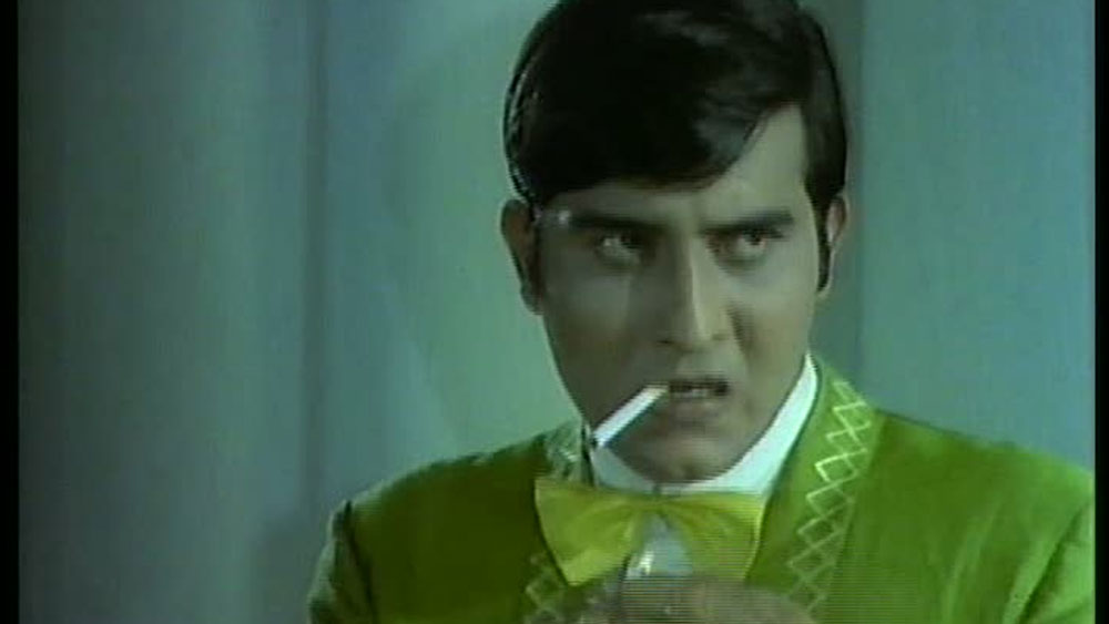 বলিউড থেকে অনেক দূরে সেখানেই জীবনের কয়েক বছর কাটান তিনি। তার পর ফের ফিরে আসেন চেনা গণ্ডিতে।