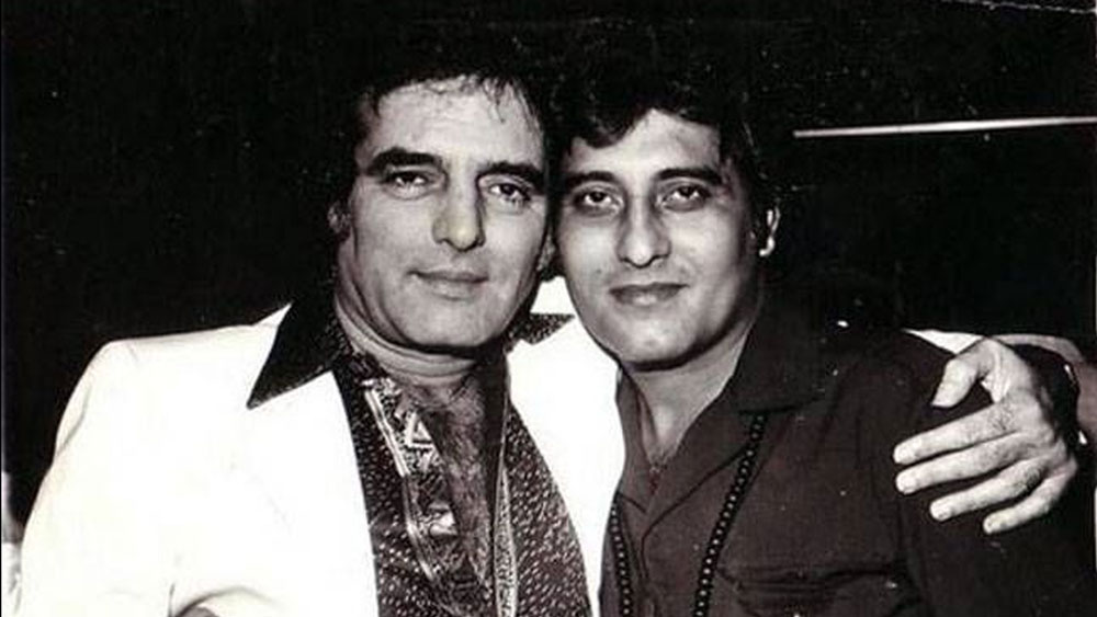 অভিনয় জগতে তখন চূড়ান্ত সফল বিনোদ। সে সময় একপ্রকার হঠাৎ করেই সব কিছু ছেড়ে রজনীশের আশ্রমে থাকতে শুরু করেন বিনোদ।