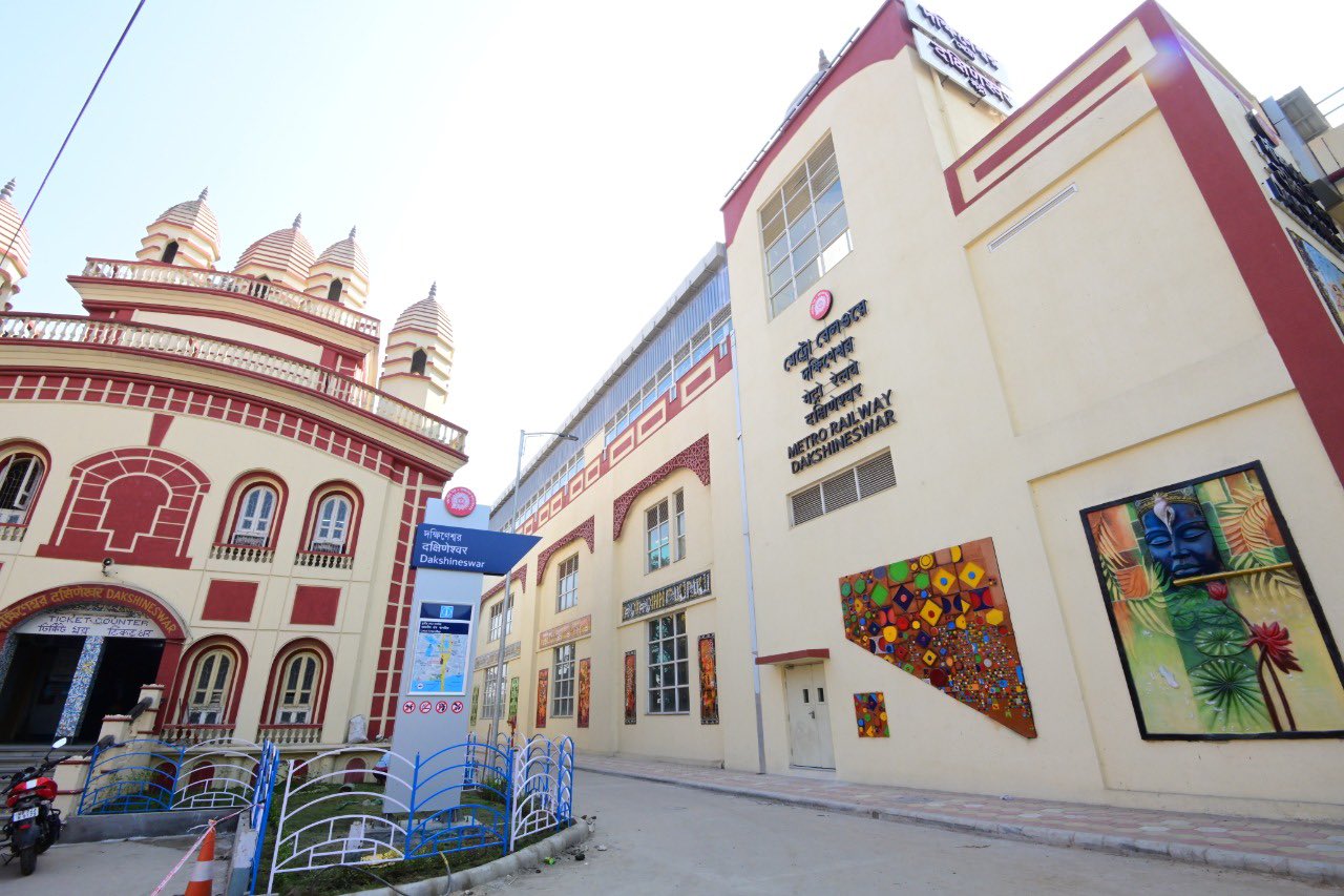 উত্তরের দক্ষিণেশ্বরের সঙ্গে মেট্রোপথের মাধ্যমে দক্ষিণের কালীঘাট জুড়ে যাওয়ার ফলে ভক্ত, তীর্থযাত্রী এবং পর্যটকদের বিশেষ সুবিধা হবে বলে মনে করছেন রেলের কর্তারা।