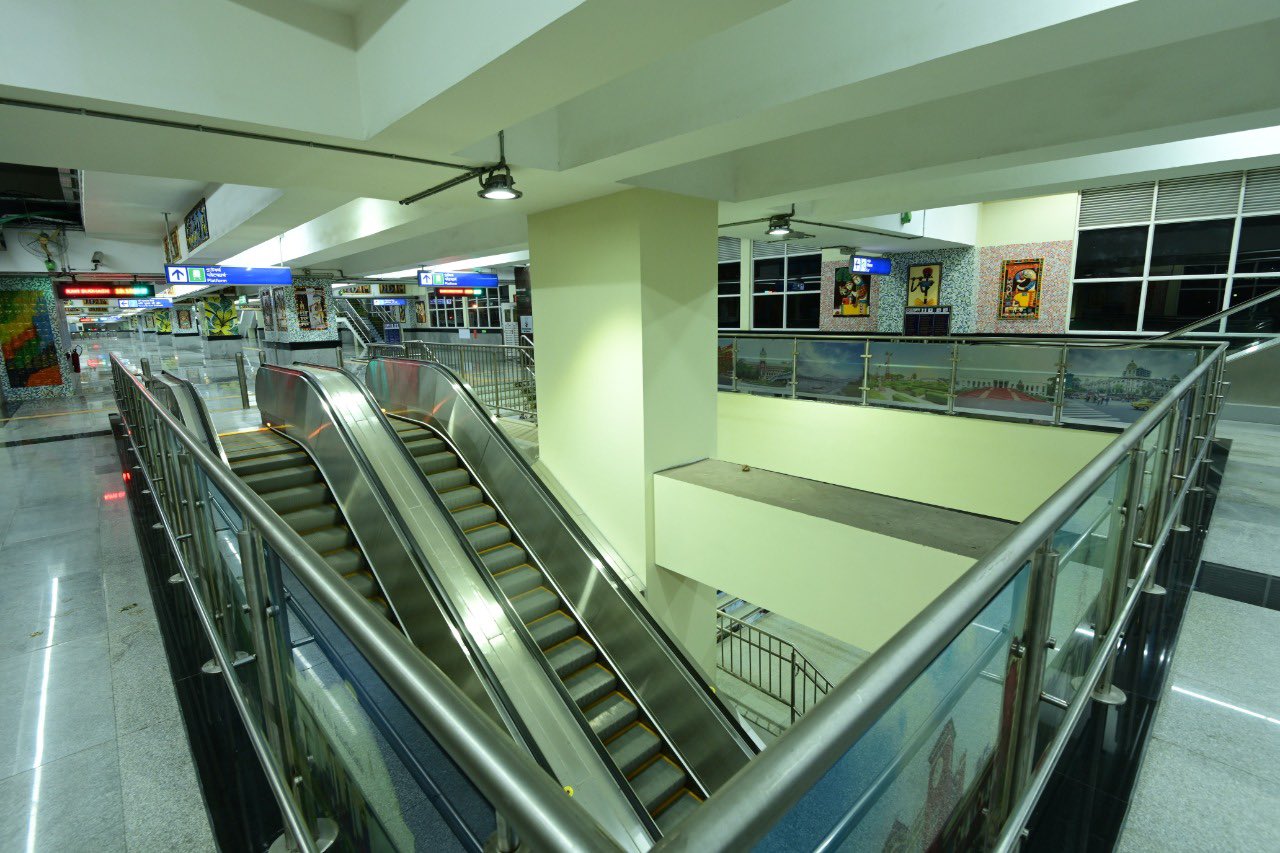 আজ উদ্বোধন হলেও এই পথে মেট্রো চলাচল শুরু করবে আগামিকাল অর্থাত্ মঙ্গলবার থেকে। দক্ষিণেশ্বর স্টেশন সংলগ্ন পরিসর খুব সঙ্কীর্ণ। সেই কারণেই প্রধানমন্ত্রীর নিরাপত্তার কথা মাথায় রেখে এর ভার্চুয়াল উদ্বোধন হল।