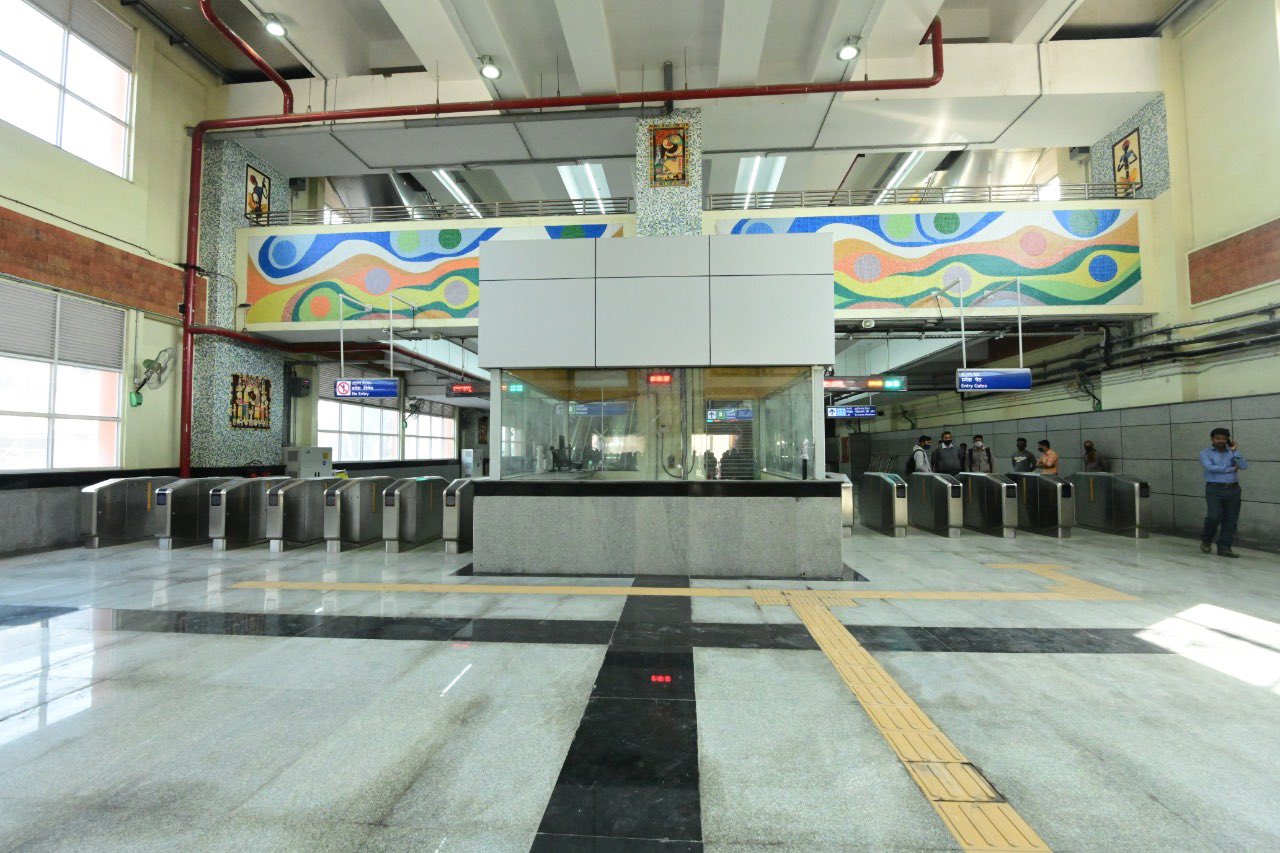 দক্ষিণেশ্বর থেকে বরাহনগর যেতে লাগবে ৫ টাকা ভাড়া। পরের স্টেশন অর্থাৎ, নোয়াপা়ড়া যেতে খরচ করতে হবে ১০ টাকা। দমদম এবং বেলগাছিয়ায় যাওয়া যাবে ১৫ টাকায়। এর পর দক্ষিণেশ্বর থেকে যতীন দাস পার্ক পর্যন্ত সব স্টেশনের জন্য ২০ টাকা করে ভাড়া দিতে হবে। অন্য দিকে, দক্ষিণেশ্বর থেকে কবি সুভাষ পর্যন্ত ভাড়া ২৫ টাকা।