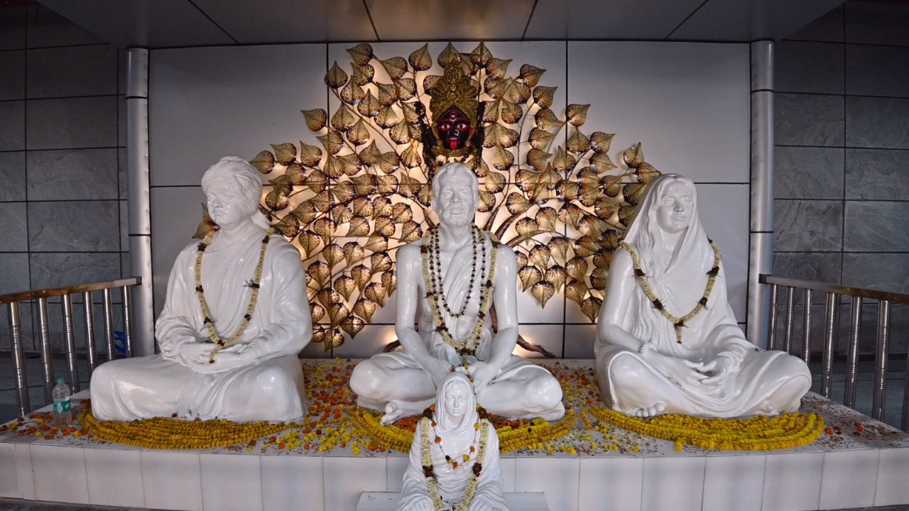 কলকাতা মেট্রোর নবতম স্টেশন হিসেবে সংযোজিত হতে চলা বরাহনগর এবং দক্ষিণেশ্বরের নামের ফলকে বাংলা ভাষাকে ব্রাত্য করার অভিযোগ উঠেছিল।