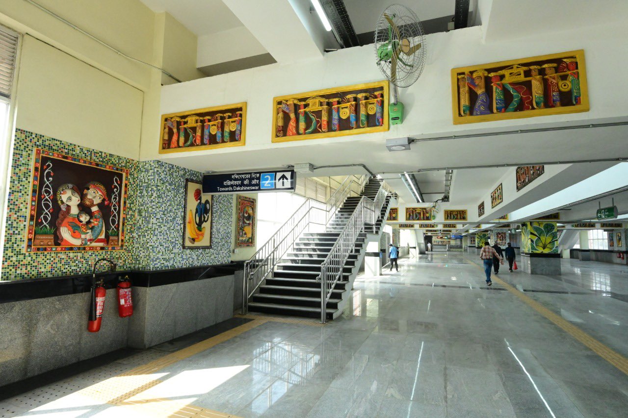 দক্ষিণেশ্বর মেট্রো নিয়ে রবিবার বাংলাতে টুইটও করেছেন প্রধানমন্ত্রী। তিনি লিখেছেন, ‘আপনারা জেনে খুশি হবেন, বরাহনগর ও দক্ষিণেশ্বরের নবনির্মিত স্টেশন দু’টিতে অনেক অত্যাধুনিক সুযোগসুবিধা রয়েছে। যা ‘সহজ জীবনযাত্রা’র জন্য আরও সহায়ক হবে। এই স্টেশনগুলিতে রয়েছে দৃষ্টিনান্দনিকতার ছোঁয়া’।