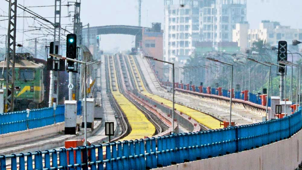 করোনা পরিস্থিতিতে চলতি বছরে যাত্রী ভাড়া খাতে মেট্রোর আয় ৭০ শতাংশ পর্যন্ত কমতে পারে বলে অনুমান মেট্রো কর্তাদের। তাই যাত্রী ভাড়ার বাইরে আয় বাড়াতে স্টেশন চত্বরের খালি জায়গা বাণিজ্যিক সংস্থাকে সাময়িক ভাবে স্বল্প সময়ের জন্য ভাড়া দেওয়ার পরিকল্পনা করেছেন মেট্রোর আধিকারিকেরা।