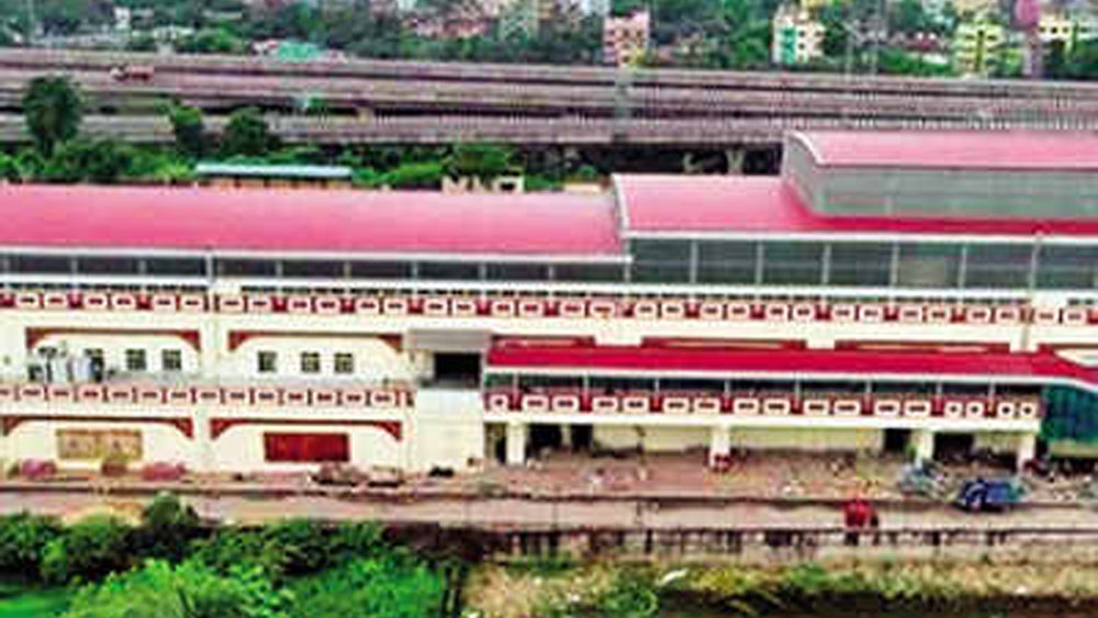 স্টেশন চত্বরে যে সমস্ত দোকান থাকবে তাদের কর্মীদের করোনা-বিধি কঠোর ভাবে মেনে চলার নির্দেশ দেওয়া হয়েছে। নির্দিষ্ট পরিচয়পত্র দেখানোর পরেই তাঁদের স্টেশনে ঢোকার অনুমতি মিলবে।