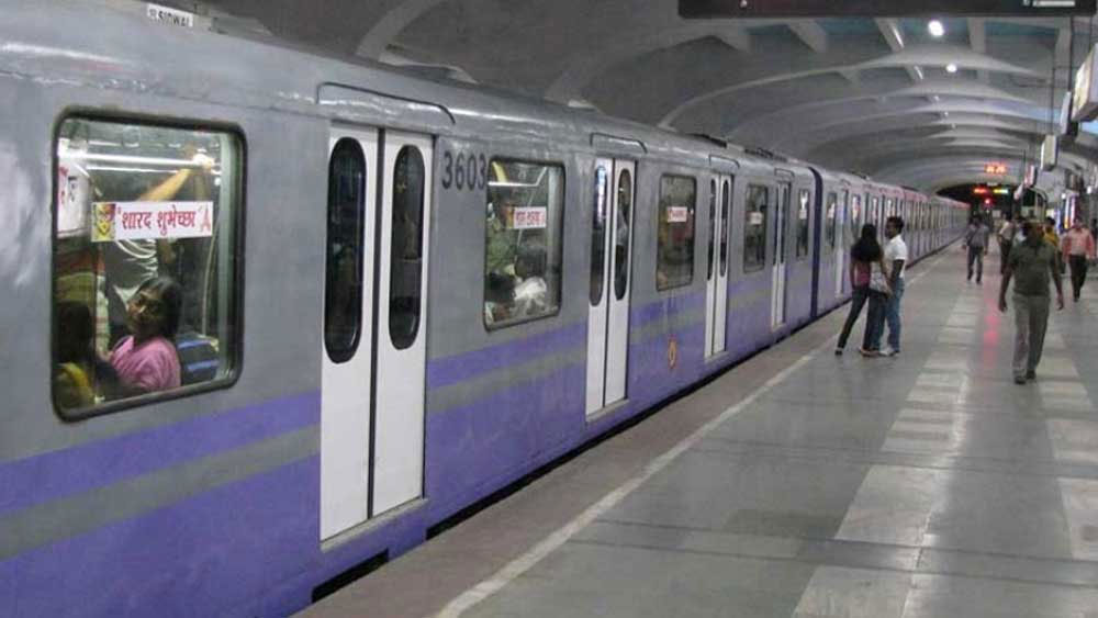 রাত ৮টার মধ্যে সমস্ত দোকান বন্ধ করতে হবে। ভবিষ্যতে বিশেষ উৎসব-অনুষ্ঠান বা সামাজিক আবহকে এ ভাবেই ব্যবহার করতে চান মেট্রো কর্তৃপক্ষ।