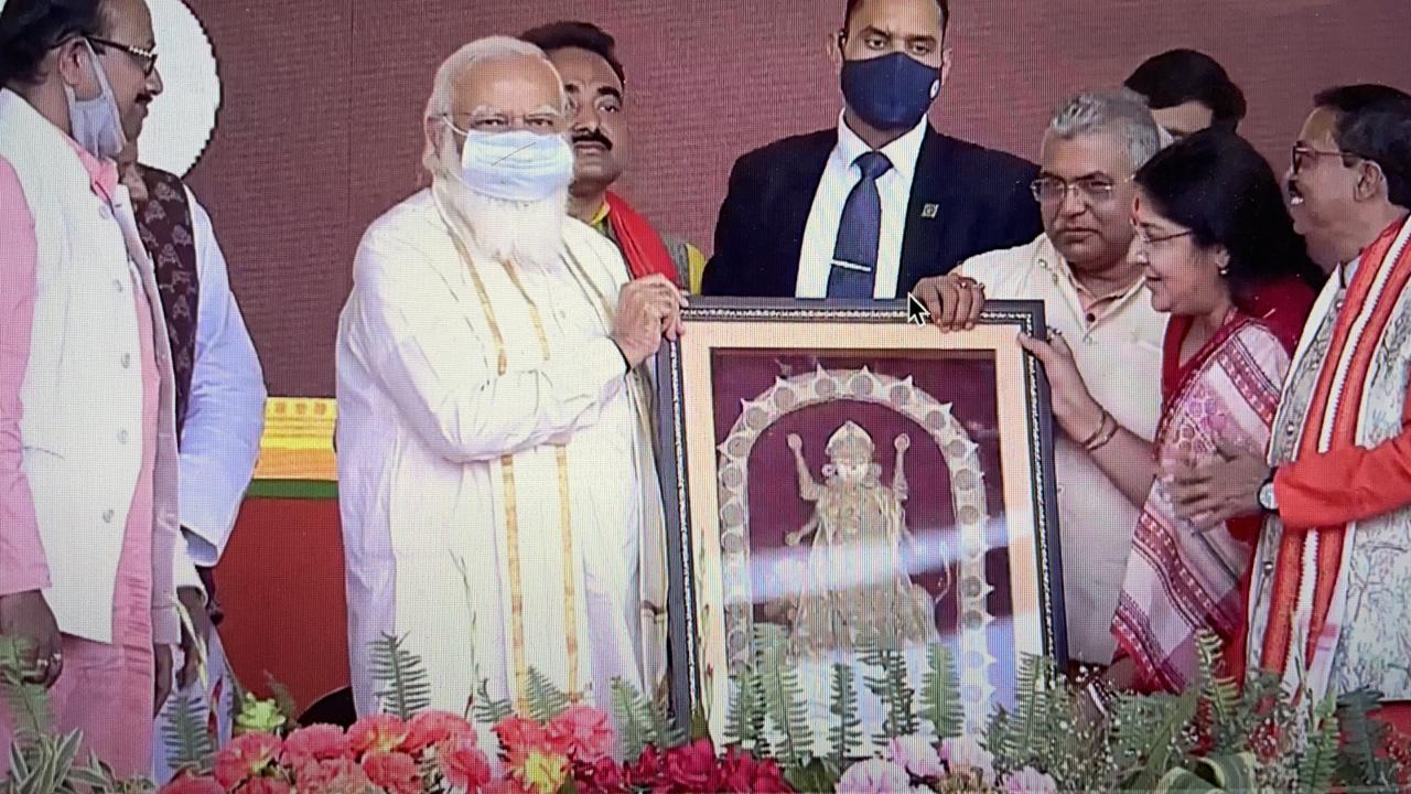 পাটের তৈরি জগদ্ধাত্রী উপহার প্রধানমন্ত্রীকে। 