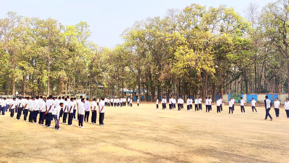 ঝাড়গ্রাম স্টেডিয়ামে চলছে স্পেশাল হোমগার্ডের প্রশিক্ষণ। 