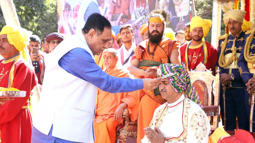 বংশের রীতিনীতি অনুসরণ করে এক মাস ধরে চলে এই অভিষেক পর্ব। বিস্তৃত অনুষ্ঠানের অংশ ছিল রাজসূয় যজ্ঞ। ৩০০ জন ব্রহ্মণের পৌরহিত্যে চলে এই যজ্ঞপর্ব। প্রজ্বলন করা হয় হাজারের বেশি মৃৎপ্রদীপ।