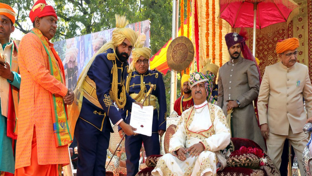 অভিষেক উপলক্ষে কূলদেবীর মন্দিরে পুজো দেন মান্ধাতা সিংহ। তাঁর সম্মানে ২৫০০ জন শিল্পী পরিবেশন করেন ঐতিহ্যবাহী ‘তলোয়ার রাস’। গুজরাতের লোকশিল্পের অন্যতম এই নাচের অংশ হল তলোয়ার। 