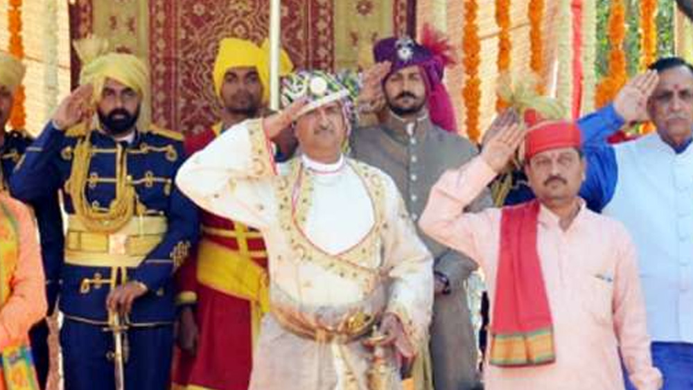 সদ্য অভিষিক্ত রাজা রাজকোট পরিভ্রমণ করেন ভিন্টেজ গাড়ি, হাতি, ঘোড়া এবং শিল্পীদের সুদৃশ্য শোভাযাত্রায়। 