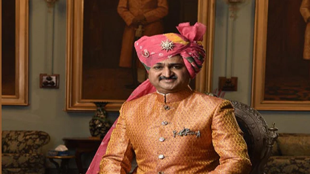 মান্ধাতা সিংহ ২০০৯ সালে যোগ দিয়েছেন বিজেপি-তে। যদিও তাঁর বাবা মনোহর সিংহ ছিলেন কংগ্রেস বিধায়ক। গুজরাতের অর্থমন্ত্রীর পদেও ছিলেন তিনি।