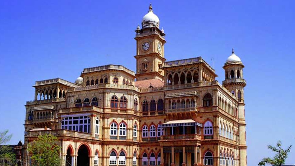 বিলাসবহুল হোটেলব্যবসার পরিবর্তে জাডেজা পরিবার কয়েক কোটি টাকা বিনিয়োগ করেছে জলবিদ্যুৎ প্রকল্পে। পাশাপাশি, জৈব জ্বালানি উৎপাদন প্রকল্পেও বিনিয়োগ করেছেন তাঁরা।