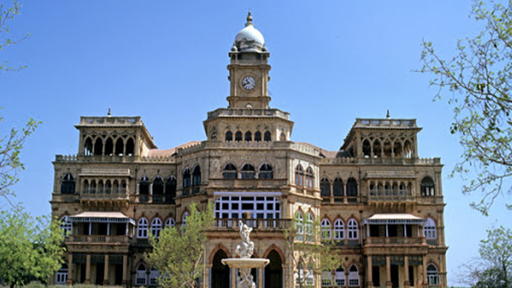 জাডেজা পরিবারের বাসভবন ‘রঞ্জিত বিলাস’ প্রাসাদ রাজকোট শহরের অন্যতম আকর্ষণ। ওয়াঙ্কানের শহরে ২২৫ একর জমির উপর বিস্তৃত ১০০ কক্ষের এই প্রাসাদ।