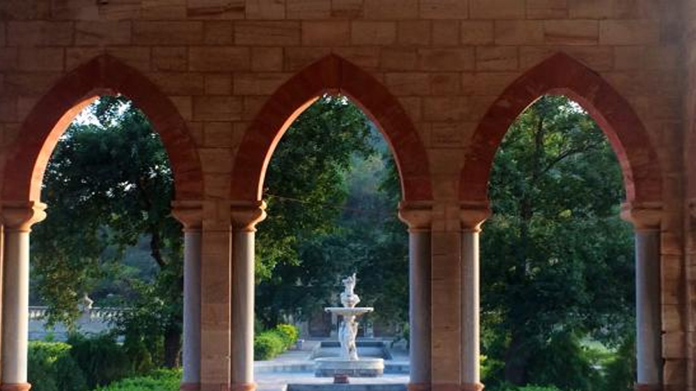 মুঘল স্থাপত্যরীতির সঙ্গে এই প্রাসাদের অঙ্গসজ্জায় মিলেমিশে গিয়েছে অন্যান্য ঘরানার নির্মাণশৈলিও। ফরাসি-ইতালীয় রীতিতে জানালা, গথিক আর্চ, ইতালীয় ফোয়ারার পাশাপাশি আছে ভিক্টোরীয় রীতির বারান্দা।