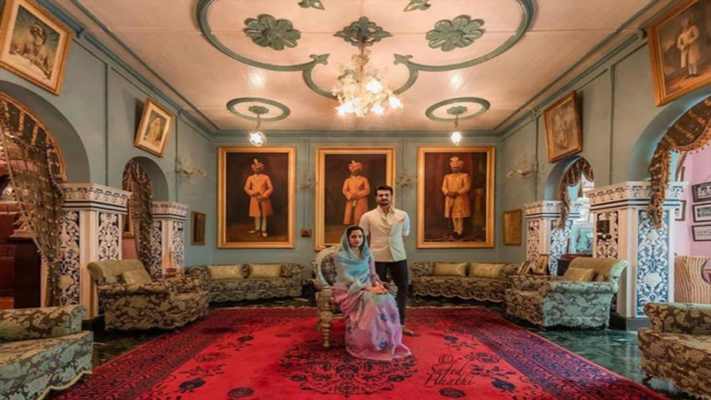 এই প্রাসাদই জাডেজা বংশের বাসভবন। প্রাসাদের এক অংশ রূপান্তর করা হয়েছে সংগ্রহশালায়। সেখানে রাজপরিবারে ব্যবহৃত ছবি, শিল্পসামগ্রী, অস্ত্রশস্ত্র এবং গাড়ি রাখা আছে প্রদর্শনীর জন্য। দর্শকরা সেখানে নিতে পারেন রাজ ঐতিহ্যের স্বাদ।