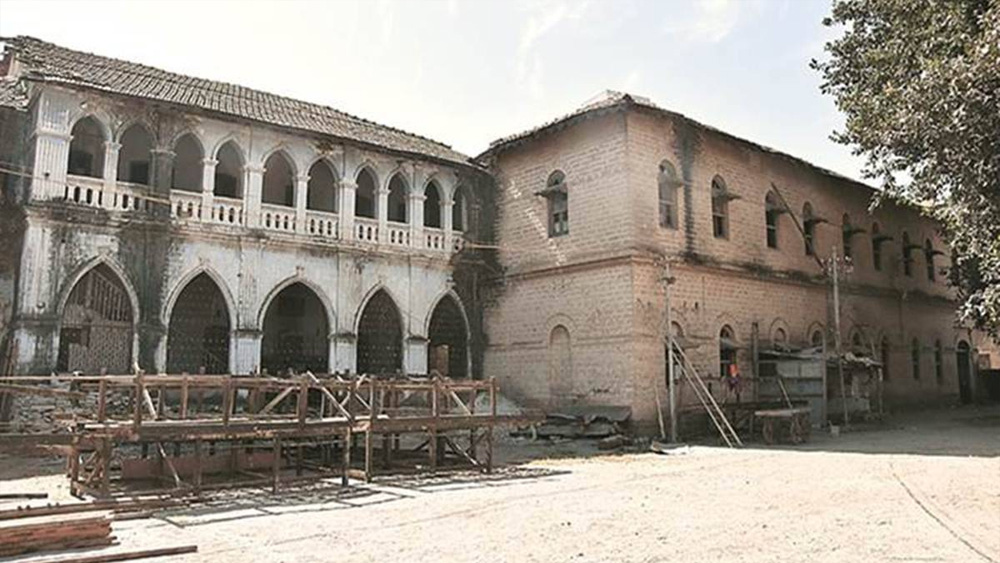 সংগ্রহশালা নির্মাণের সিদ্ধান্ত নেওয়া হয়েছে দুর্বারগড় প্রাসাদেও। এই প্রাসাদই ছিল রাজকোটের রাজপরিবারের পুরনো বাসভবন। এখন এই ভবনের অবস্থা মলিন। 